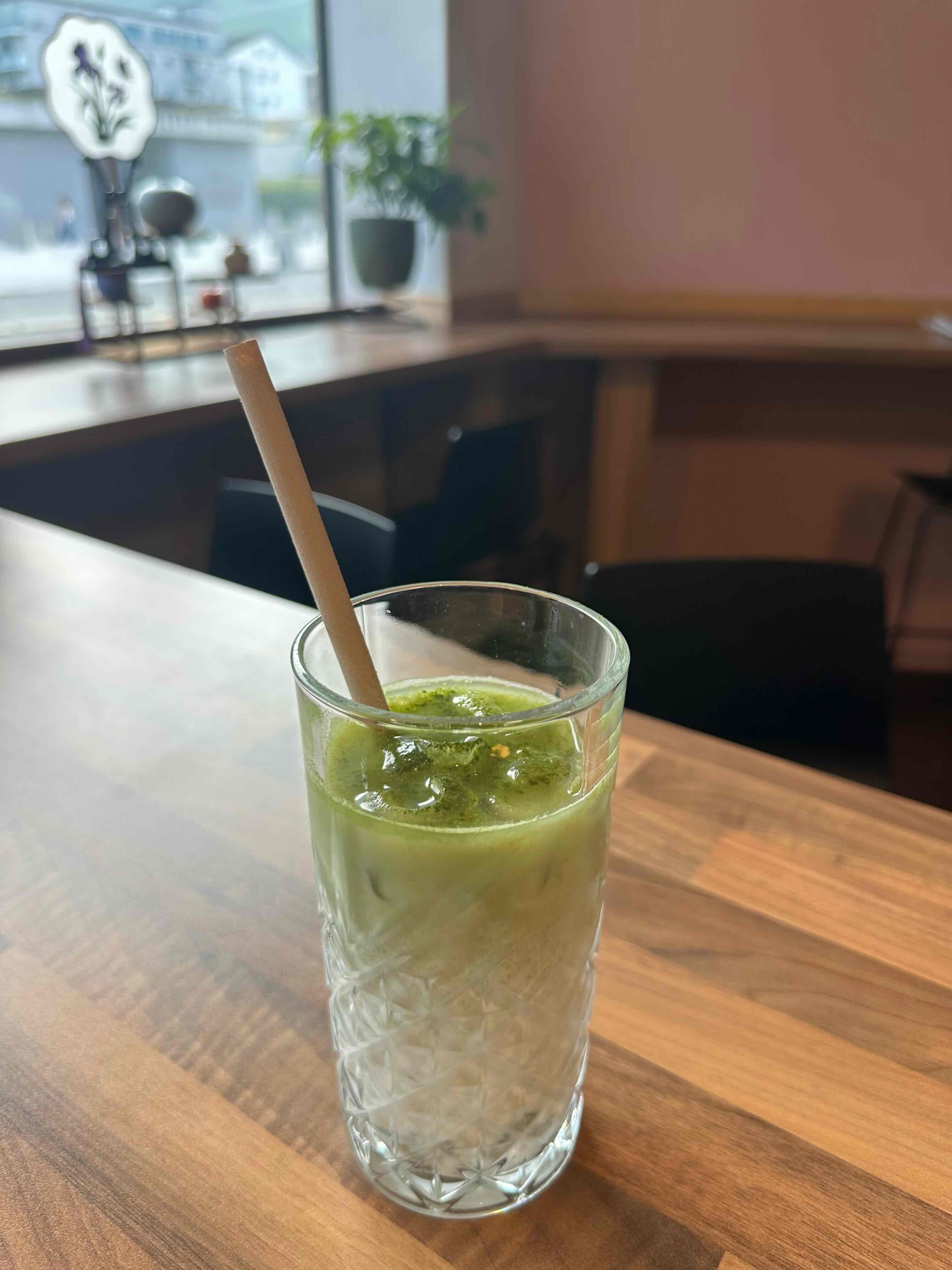 Matcha lait glacé servi dans un verre à Rêve Saveur Martigny